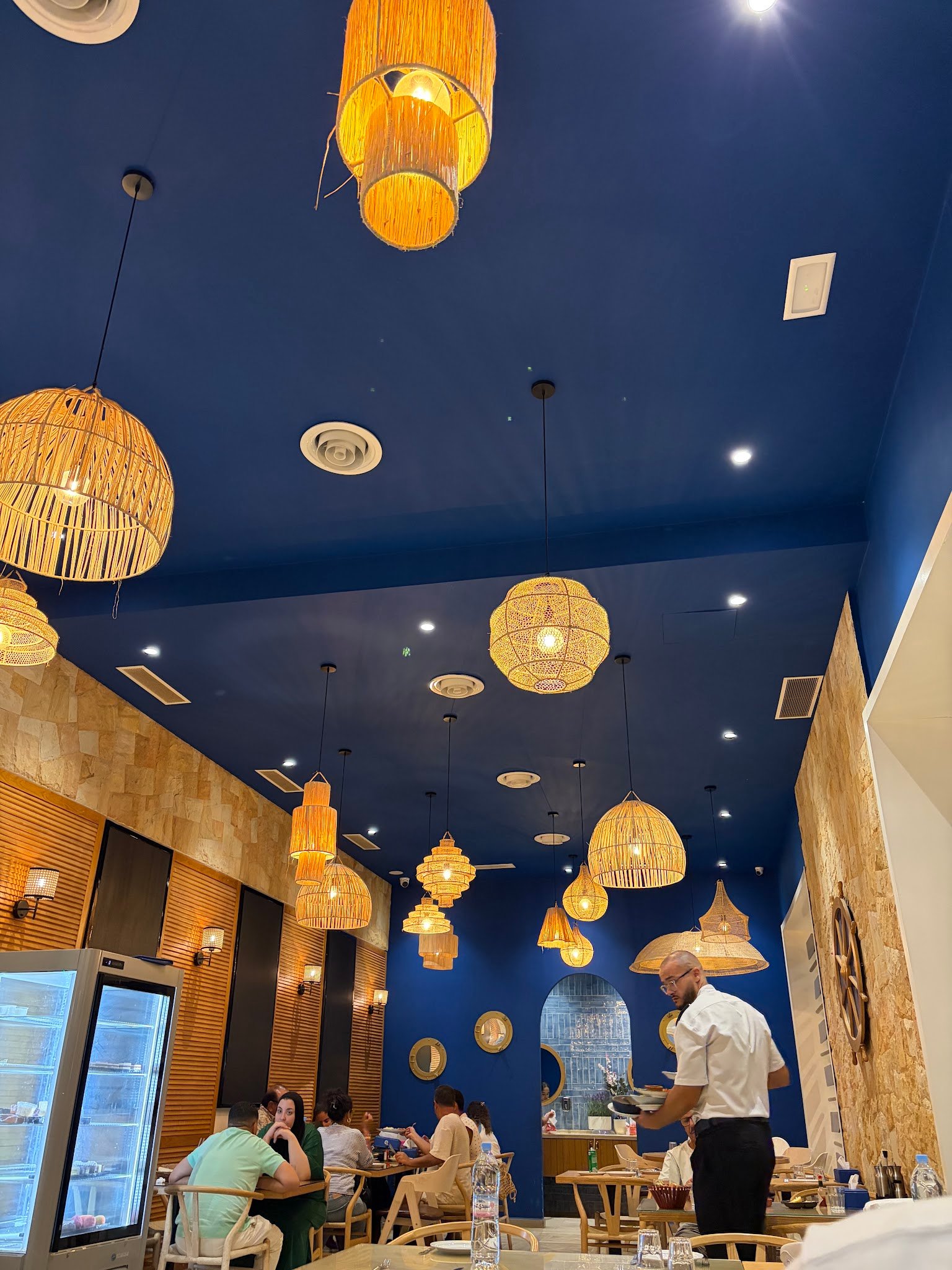 Interior del restaurante con una iluminación cálida